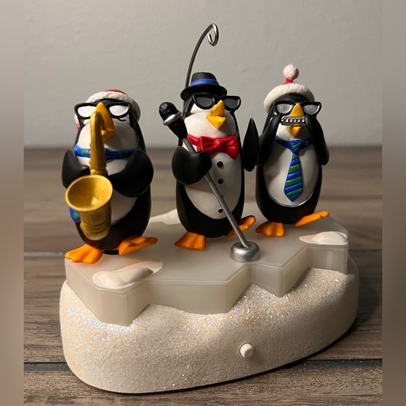 Hallmark Keepsake 2011 “Jingle Bell Blues” Christmas Ornament Magic Collection - Picture 8 of 10
